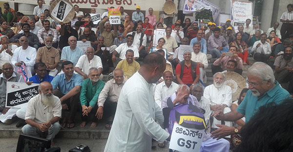 ಬಡವರ ನೆಮ್ಮದಿ ಕಸಿಯುತ್ತಿರುವ ಜಿಎಸ್‌ಟಿ: ಎಚ್.ಎಸ್.ದೊರೆಸ್ವಾಮಿ